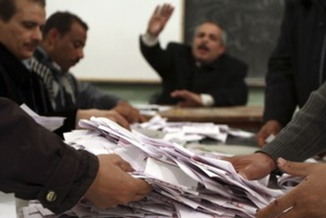 Egyptian poll workers count votes in referendum 370 (R) (credit: Reuters / Stringer)