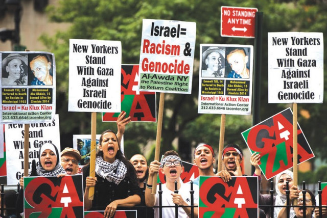 Anti-Israel demonstrators stage a rally outside New York City Hall (credit: LUCAS JACKSON / REUTERS)