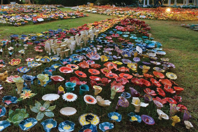 The 11,005 ceramic flowers that now adorn the lawns of the Eretz Israel Museum (credit: LEONID PADRUL)