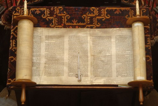 Torah scroll (credit: Wikimedia Commons)