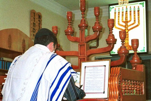 An Iranian Jew prays in a synagogue in Shiraz, Iran (credit: US STATE DEPARTMENT/WIKIMEDIA COMMONS)