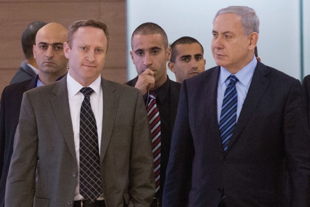 Prime Minister Benjamin Netanyahu and former chief of staff Ari Harow (credit: MIRIAM ALSTER/FLASH90)