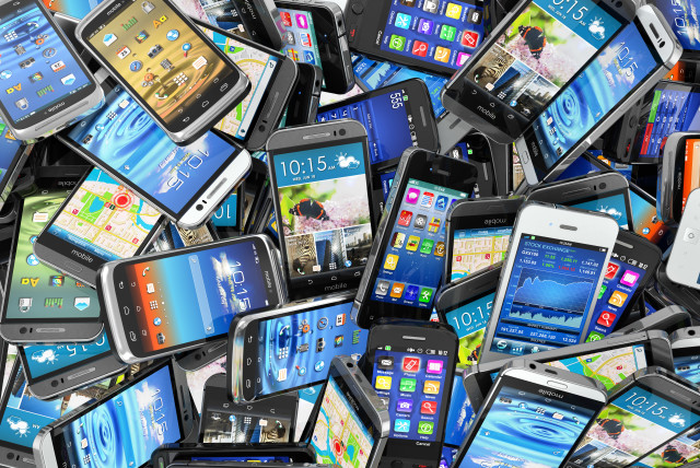 A pile of smartphones (credit: INGIMAGE)