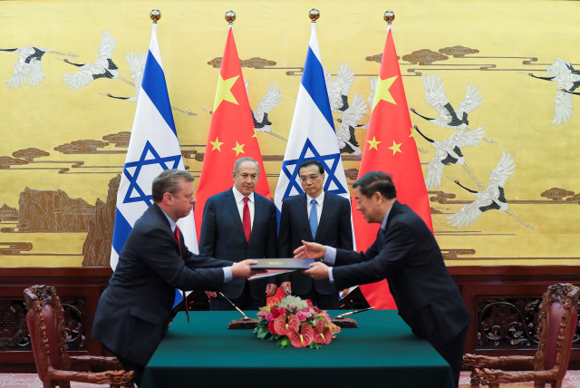 Chinese Premier Li Keqiang with Israel Prime Minister Benjamin Netanyahu attend a signing ceremony at the Great Hall of the People in Beijing, China March 20, 2017. (credit: REUTERS/LINTAO ZHANG/POOL)