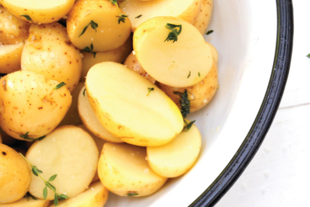 Small potatoes with thyme (credit: PASCALE PERETZ RUBIN AND CHAGIT GOREN)