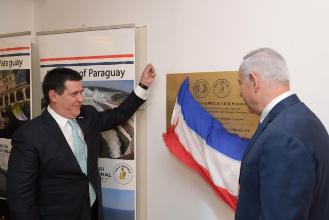 Prime Minister Benjamin Netanyahu (R) and Paraguayan President Horacio Cartes (L) unveil the new Paraguayan embassy in Jerusalem, May 21, 2018. (credit: AMOS BEN-GERSHOM/GPO)