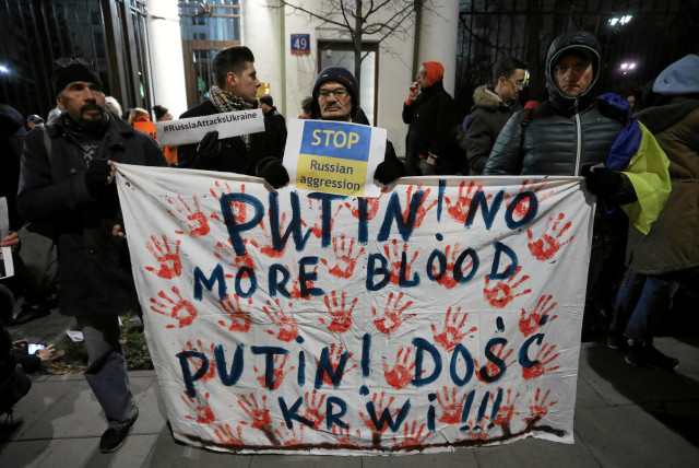 Protesters gather in front of the Russian embassy after Russia seized three Ukrainian naval ships and detained the crew at the weekend, in Warsaw, Poland November 26, 2018. (credit: AGENCJA GAZETA/SLAWOMIR KAMINSK VIA HANDOUT/REUTERS)