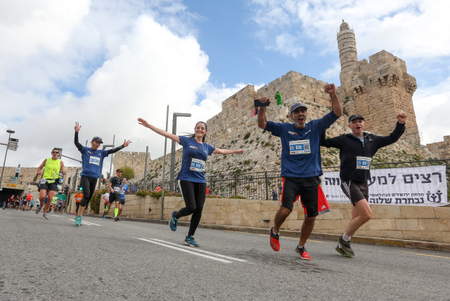 Jerusalem Marathon runners run past the Jerusalem's Old City walls, March 15th, 2019 (credit: MARC ISRAEL SELLEM/THE JERUSALEM POST)