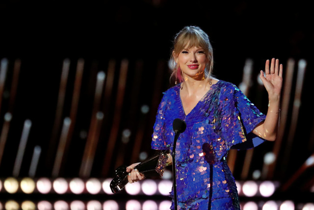 Singer Taylor Swift receives the Tour of the Year award during the iHeartRadio Music Awards in Los Angeles, California, U.S., March 14, 2019.  (credit: REUTERS/MARIO ANZUONI)