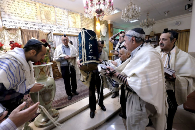 Iranian Jews pray at the Abrishami synagogue at Palestine street in Tehran December 24, 2015.. (credit: RAHEB HOMAVANDI/REUTERS)