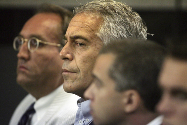 U.S. financier Jeffrey Epstein (C) appears in court where he pleaded guilty to two prostitution charges in West Palm Beach, Florida, U.S. July 30, 2008. Picture taken July 30, 2008.   (credit: UMA SANGHVI/PALM BEACH POST VIA REUTERS)