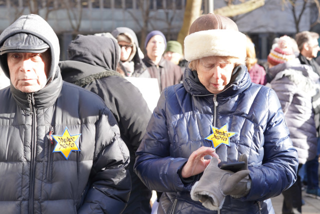 People attend a march in New York against antisemitism wearing yellow stars which read never again, January 5, 2020.  (credit: JFNA)