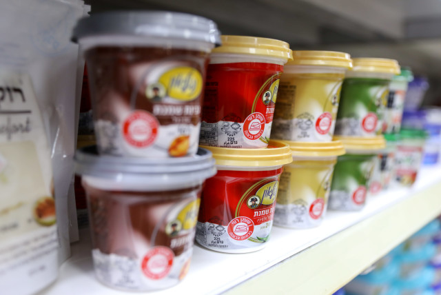 Red 'traffic light' nutrition labels are seen on cream cheese products on Israeli supermarket shelves. (credit: MARC ISRAEL SELLEM/THE JERUSALEM POST)