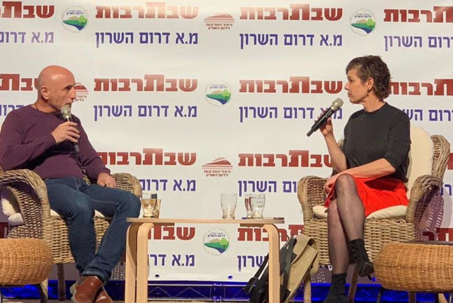 Blue and White MK Ofer Shelah speaks with Kan reporter Liat Regev at a cultural event on January 11, 2020 (credit: Courtesy)