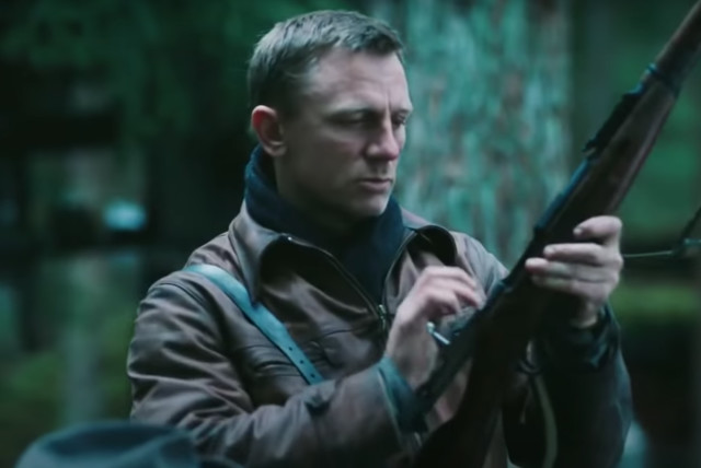 Daniel Craig as a Jew with a gun in ''Defiance.'' (credit: YOUTUBE SCREENSHOT/JTA)