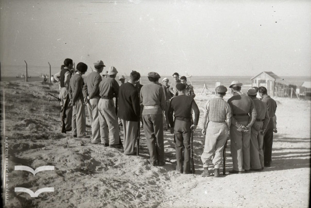 When the Haganah Trained on the Beaches of Tel Aviv (credit: BENO ROTHENBERG/THE MEITAR COLLECTION/COURTESY OF THE ISRAEL STATE ARCHIVES)