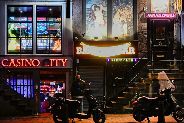 Several popular sex clubs in Amsterdam's ''Red Light'' district closes their doors in response to a rapidly expanding coronavirus outbreak, in Amsterdam, Netherlands, March 15, 2020.  (credit: REUTERS/PIROSCHKA VAN DE WOUW)