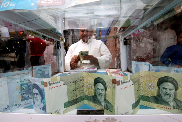 A man counts Iranian rials at a currency exchange shop before the start of the US sanctions on Tehran (credit: REUTERS/ESSAM AL-SUDANI)