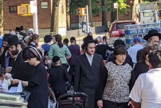 The streets of Williamsburg, Brooklyn, one of the Orthodox neighborhoods in New York City where COVID cases have increased recently, Sept. 23, 2020. Few people are wearing masks.  (credit: DANIEL MORITZ-RABSON)