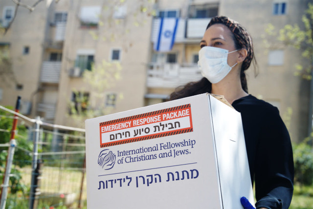 Yael Eckstein delivers an aid package (credit: AVISHAG SHAAR YESHUV)