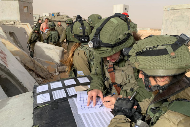 IDF soldiers are seen taking part in an exercise simulating a rescue mission behind enemy lines. (credit: IDF SPOKESPERSON'S UNIT)