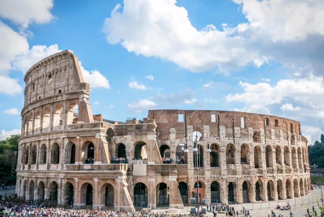 Colosseum in Rome (credit: FSHOQ.COM)