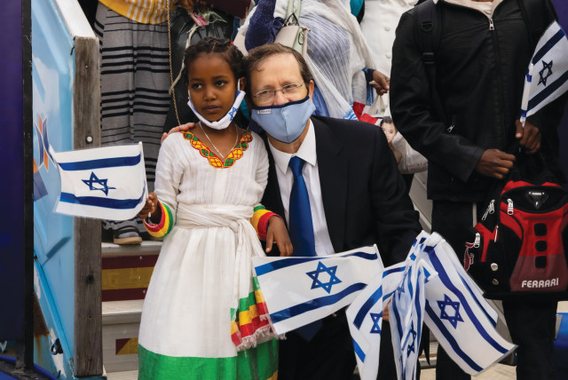 JEWISH AGENCY Chairman of the Executive Isaac Herzog welcomes Ethiopian olim in Operation Zur Israel (credit: JEWISH AGENCY)