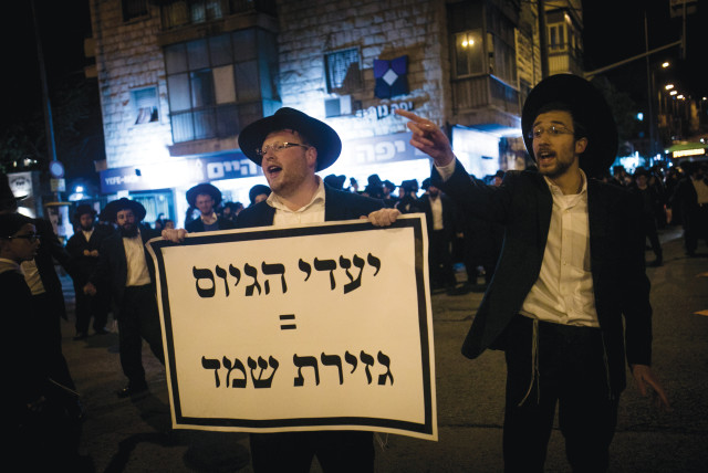 HAREDI PROTESTERS decry  the draft in Jerusalem.   (credit: YONATAN SINDEL/FLASH 90)