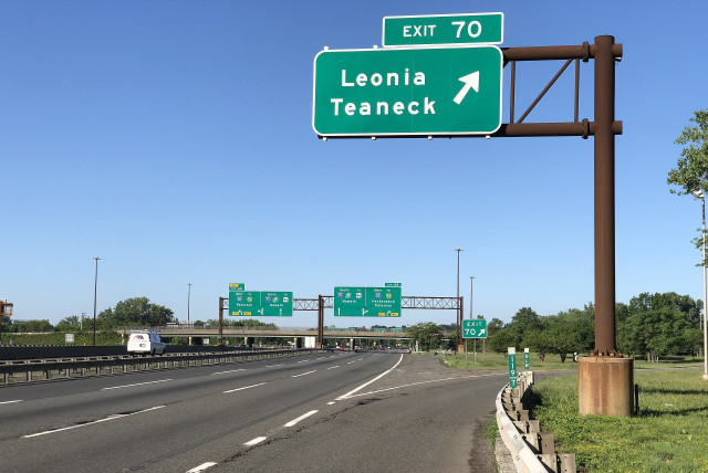 View south along Interstate 95 (Bergen-Passaic Expressway) at Exit 70 (Leonia, Teaneck) in Teaneck Township, Bergen County, New Jersey. (credit: Wikimedia Commons)
