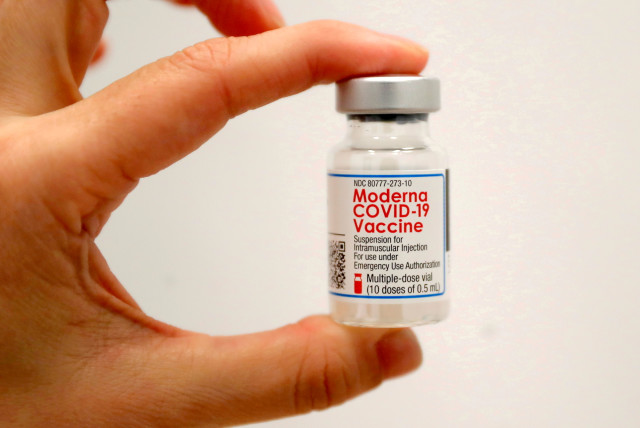  A healthcare worker holds a vial of the Moderna COVID-19 Vaccine at a pop-up vaccination site operated by SOMOS Community Care during the coronavirus disease (COVID-19) pandemic in Manhattan in New York City, New York, U.S., January 29, 2021. (credit: REUTERS/MIKE SEGAR)