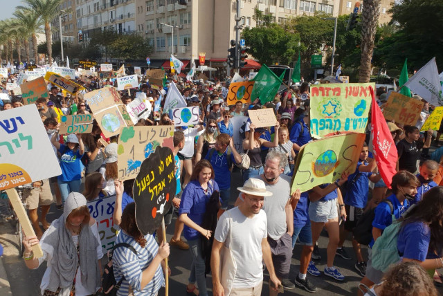  Environmental protection block marching at the climate march in Tel Aviv, October 29, 2021 (credit: DROR BOIMEL/THE SOCIETY FOR THE PROTECTION OF NATURE IN ISRAEL)
