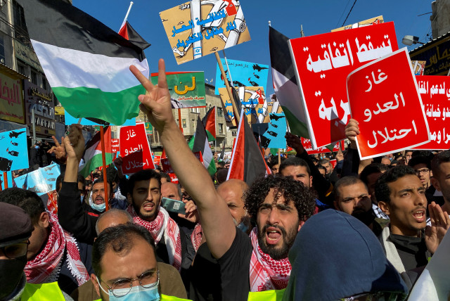  Jordanians carry flags and placards as they demonstrate against the declaration of intent for water-for-energy deal signed by Israel, Jordan and the UAE, in Amman, Jordan. (credit: MUATH FREIJ/REUTERS)