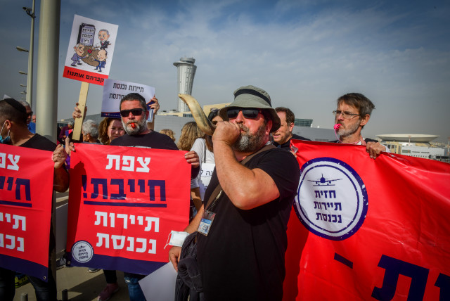  Independent business owners and workers from the tourism sector protest, calling for financial support from the Israeli government, outside the Ben Gurion International Airport, on December 13, 2021 (credit: AVSHALOM SASSONI/FLASH90)