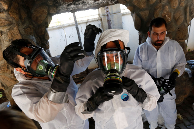  Syrian medical staff take part in a training exercise to learn how to treat victims of chemical weapons attacks, in a course organized by the World Health Organisation (WHO) in Gaziantep, Turkey, July 20, 2017 (credit: REUTERS/MURAD SEZER)