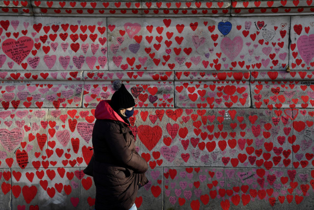  National Covid Memorial Wall, a dedication of thousands of hand-painted hearts and messages for those in the UK who have died from COVID-19, is seen amid the coronavirus disease pandemic in London (credit: REUTERS/TOBY MELVILLE)