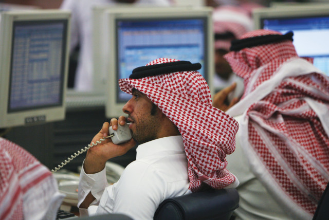  TRADERS AT work in the Saudi Investment Bank in Riyadh. (credit: REUTERS/FAHAD SHADEED)
