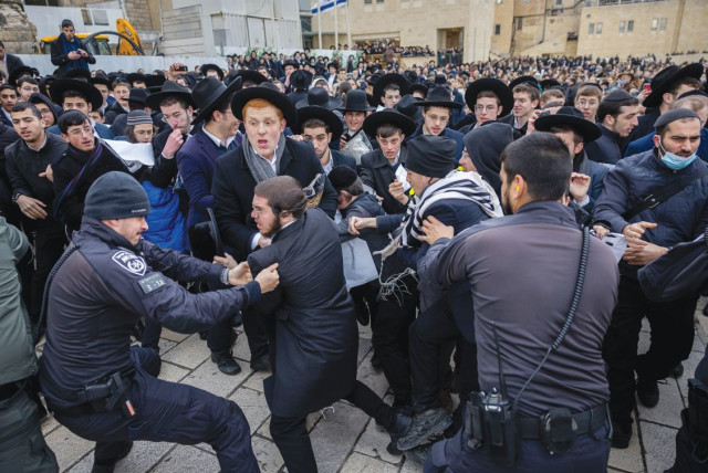  HAREDIM SCUFFLE with police at the Kotel, in protest of Women of the Wall’s Rosh Hodesh prayer service, March 4. (credit: YONATAN SINDEL/FLASH90)