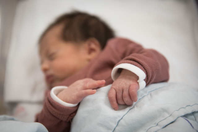  A newborn baby at the Sha'arei Tzedek Hospital in Jerusalem, on October 29, 2018.  (credit: HADAS PARUSH/FLASH90)