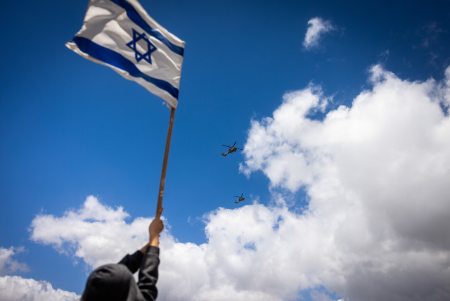  People watch the military airshow during Israel's 74th Independence Day celebrations in Jerusalem, May 5, 2022.  (credit: YONATAN SINDEL/FLASH90)