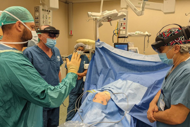  Doctors practice freezing cryotherapy to treat a malignant tumor in the pelvis using a Novarad augmented reality system.  (credit: Levin Center of Surgical Innovation and 3D Printing Unit at Tel Aviv Sourasky Medical Center)