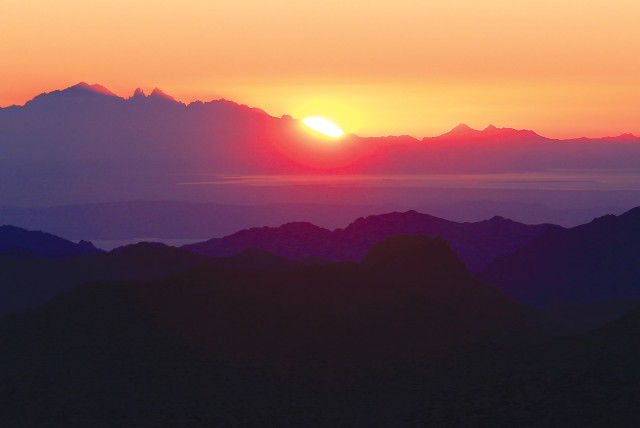  El amanecer se ve desde la cima del monte Sinaí en Egipto. (crédito: Amr Abdallah Dalsh/Reuters)