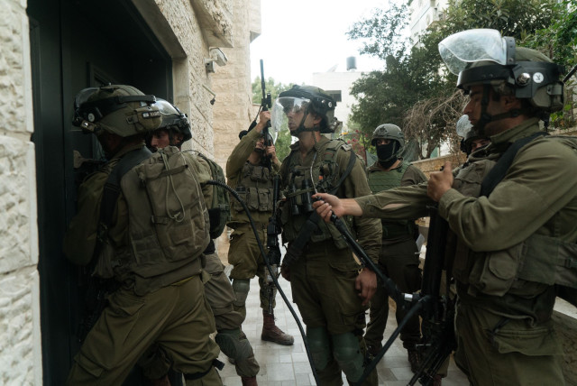   IDF arresting suspects in the West Bank.  (credit: IDF SPOKESPERSON'S UNIT)