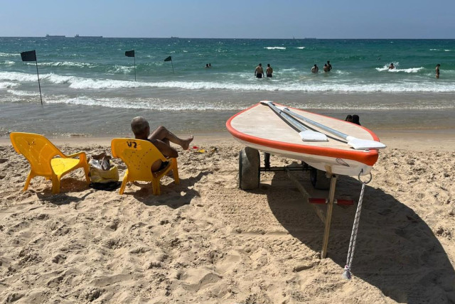  Israelis enjoying the beach in Ashkelon during a heatwave, August 27, 2022 (credit: AVSHALOM SASSONI/MAARIV)