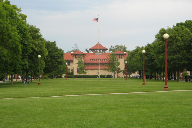 The Queen's college quad. (credit: Faisal0926/Wikipedia)