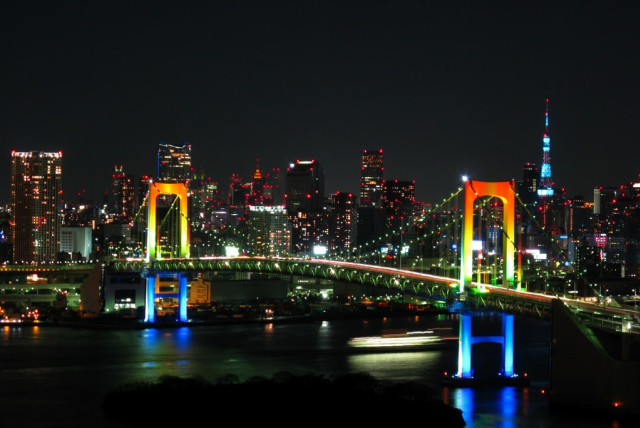 Rainbow Bridge at night, Tokyo, Japan (credit: GUSSISAURIO/CC BY-SA 3.0 (https://creativecommons.org/licenses/by-sa/3.0)/VIA WIKIMEDIA COMMONS)