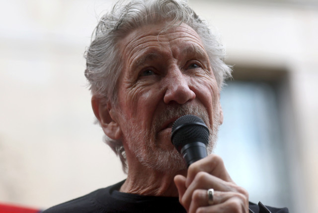 Roger Waters speaks during a #FreeAssange rally to urge US Attorney General Merrick Garland to drop all charges against WikiLeaks founder Julian Assange, outside of the U.S. Department of Justice building in Washington, US, August 17, 2022. (photo credit: REUTERS/LEAH MILLIS)