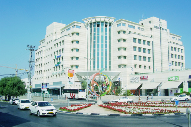 Rehovot Mall and municipality (credit: AVISHAI TEICHER/PIKIWIKI/CC BY 2.5 (https://creativecommons.org/licenses/by/2.5)/VIA WIKIMEDIA)