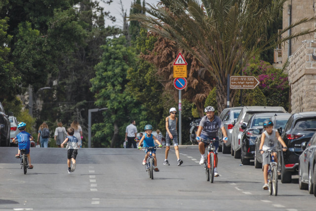  TAKING ADVANTAGE of the empty streets on Yom Kippur. (photo credit: FLASH90)