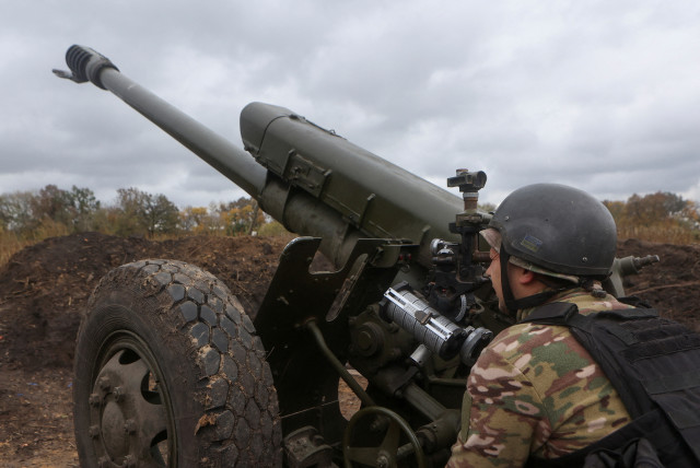  A member of the Ukrainian National Guard prepares a D-30 howitzer for a fire towards Russian troops, amid Russia's attack on Ukraine, in Kharkiv region, Ukraine October 5, 2022 (credit: REUTERS/VYACHESLAV MADIYEVSKYY)