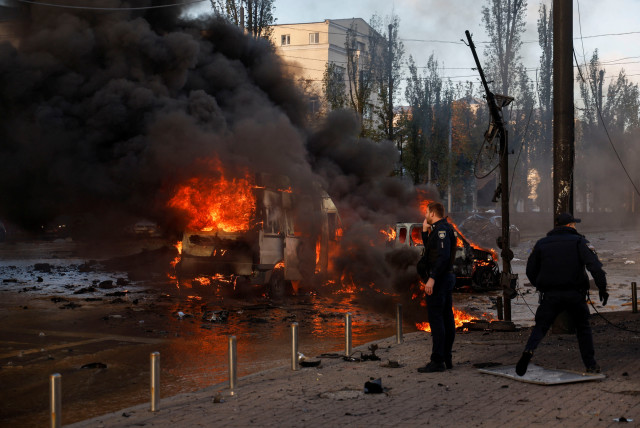  Cars are seen on fire after Russian missile strikes, as Russia's attack continues, in Kyiv, Ukraine October 10, 2022. (credit: REUTERS/VALENTYN OGIRENKO)